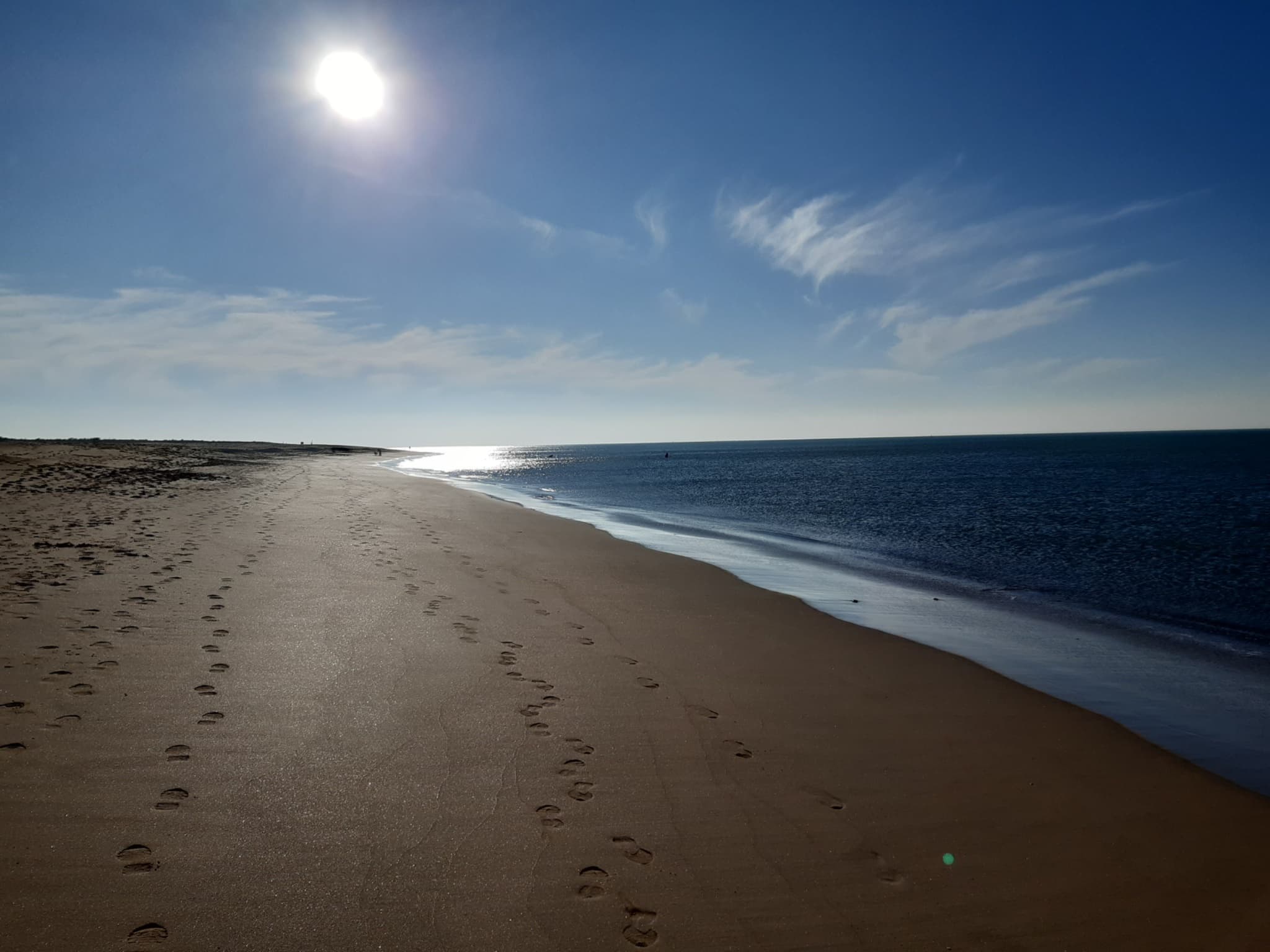 Pas sur le sable, au bord de l’océan